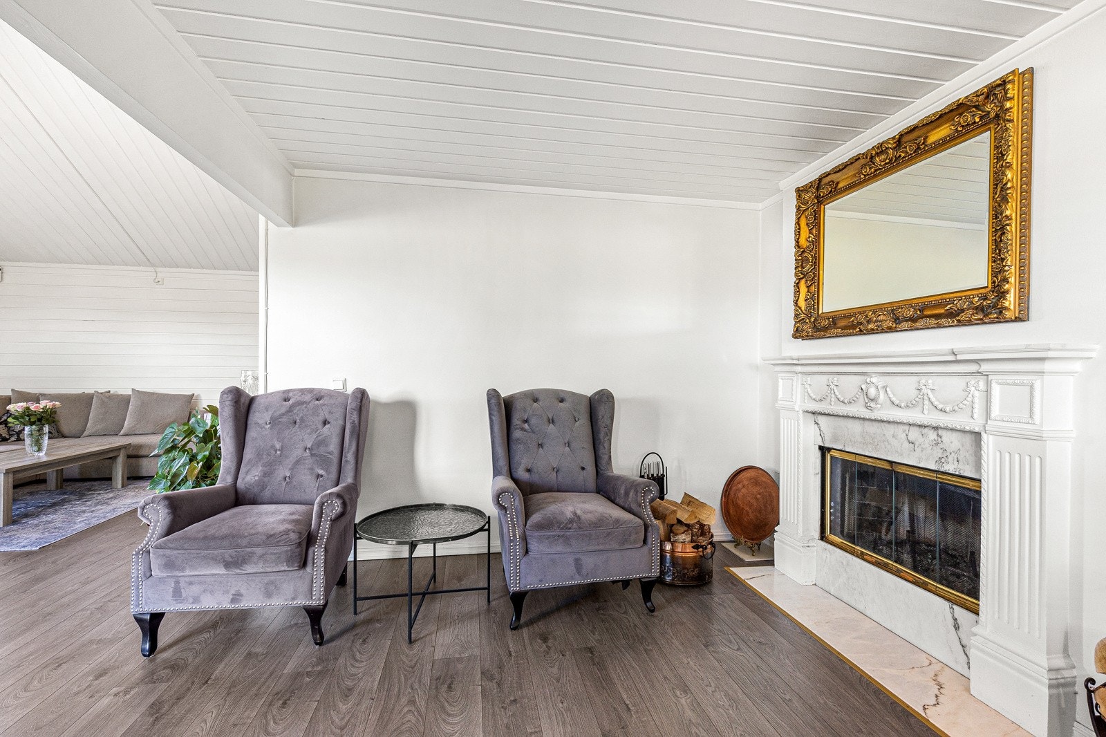 Stuen er utstyrt med en lekker og elegant vedpeis Galleribilde