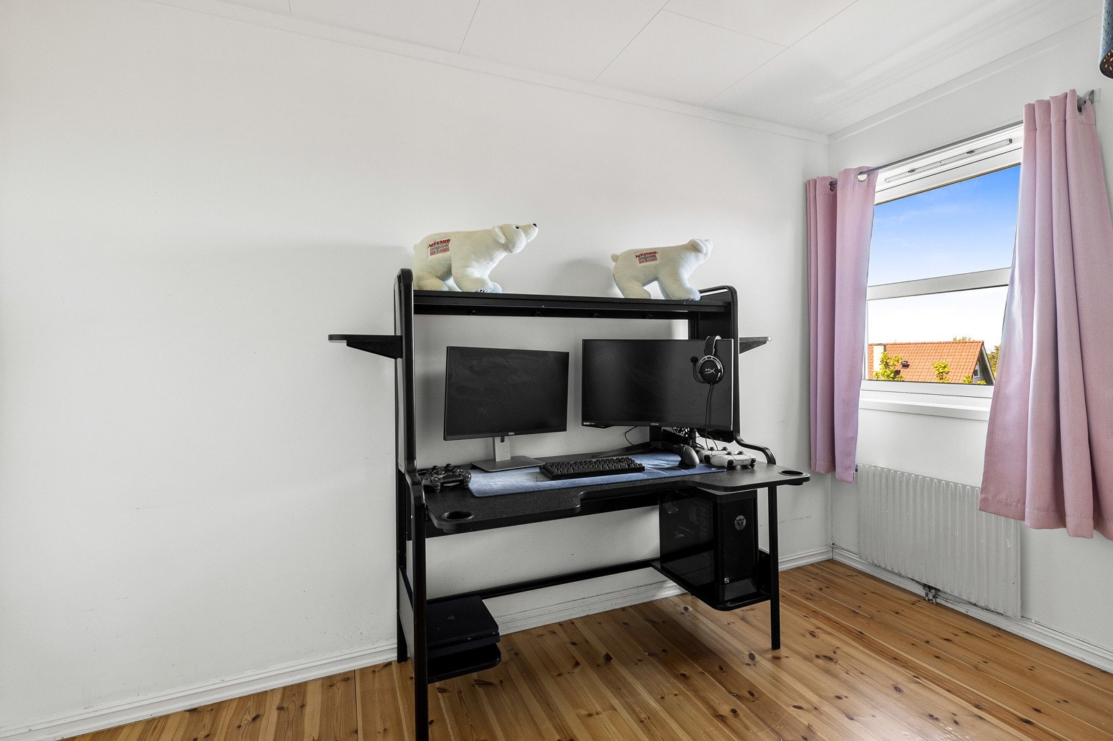 Det er også etablert et fjerde soverom i etasjen, rommet er ikke byggemeldt og er dermed ikke godkjent til varig opphold. Galleribilde