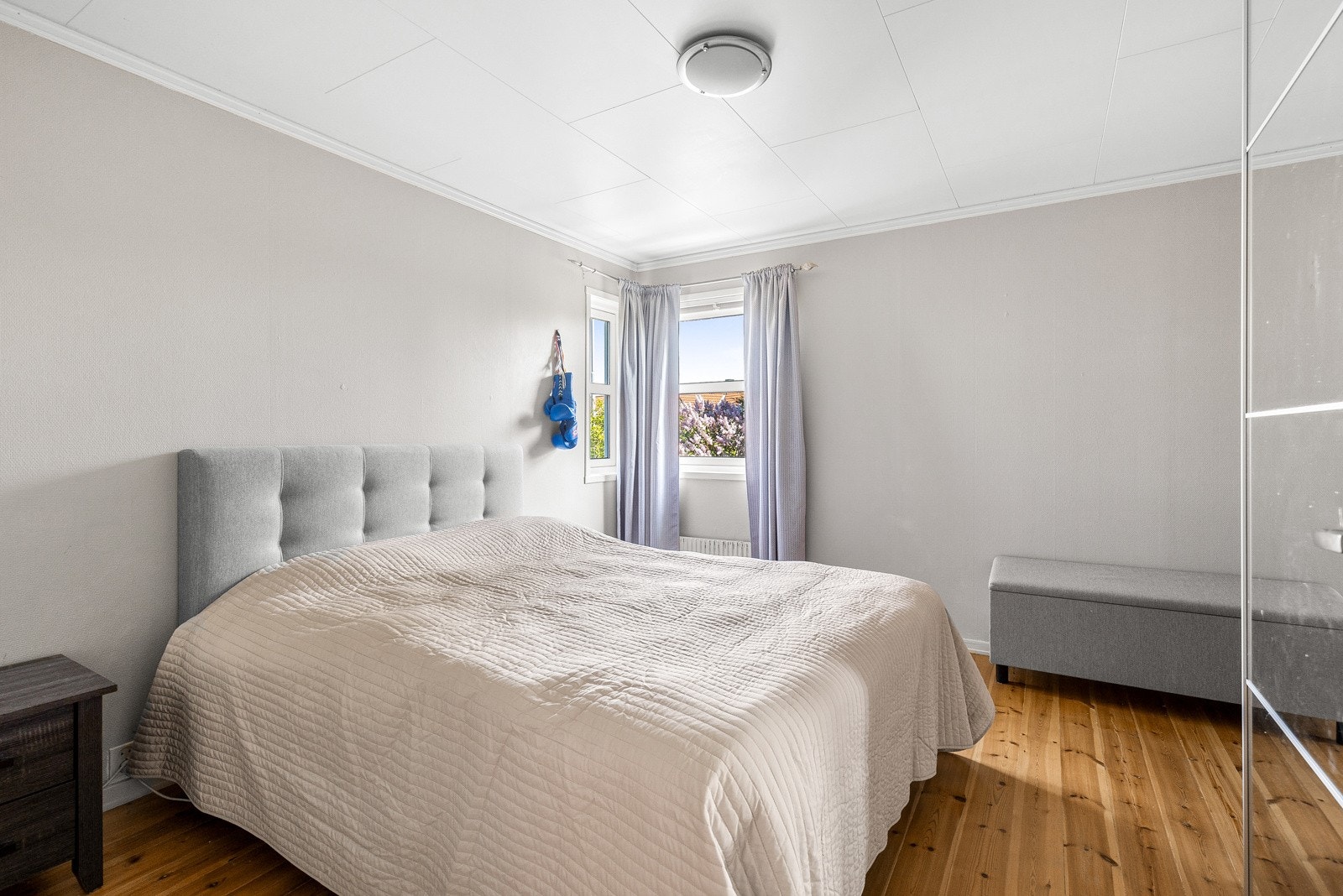 Med veggflater malt i moderne og stilrene farger, står soverommene i stil med resten av boligen. Galleribilde