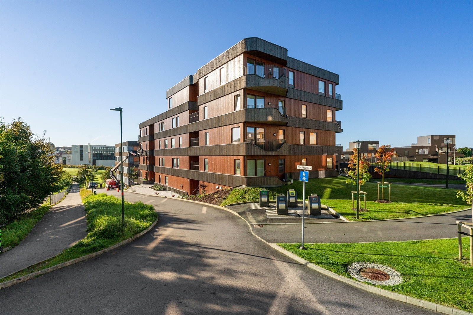 Inngang til blokken. Flotte grøntarealer. Galleribilde