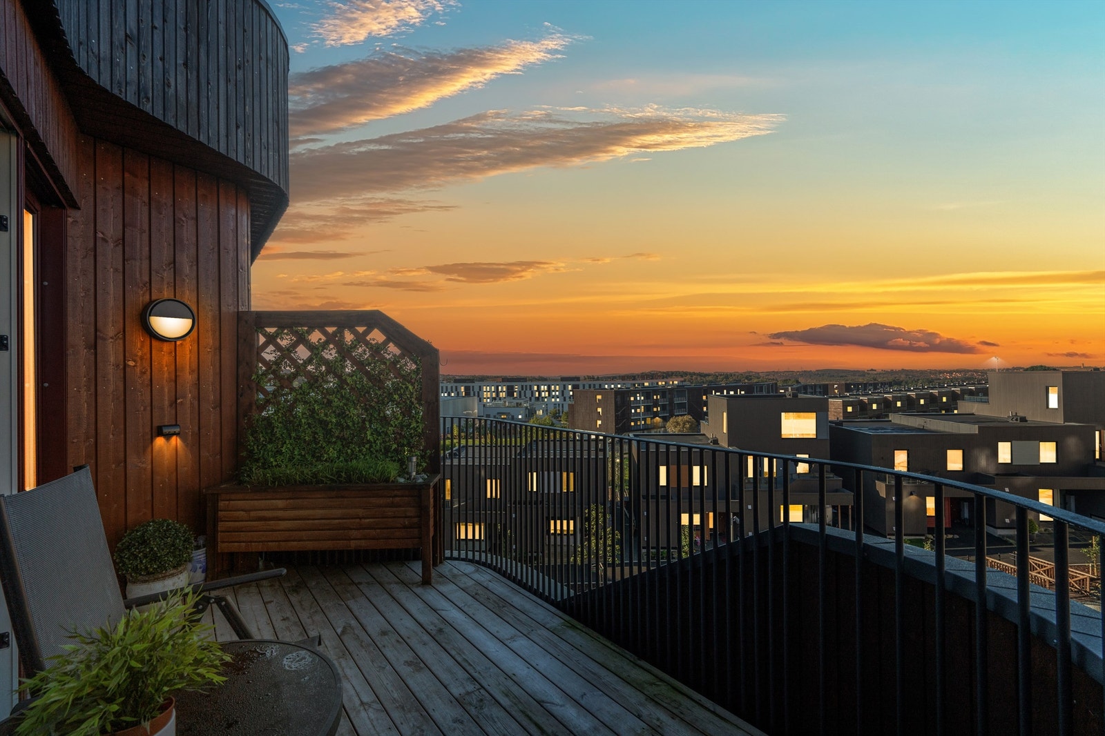 Velkommen til Gjerdebakken 30.Presenteres av Maren Simonsen v/Krogsveen. Kveldsstemning på balkongen (redigert bilde). Galleribilde