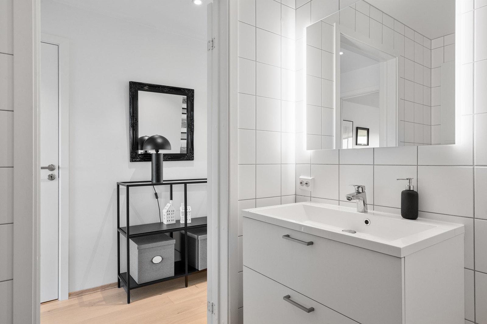 Vegghengt servant med rikelig med skuffeplass. Galleribilde