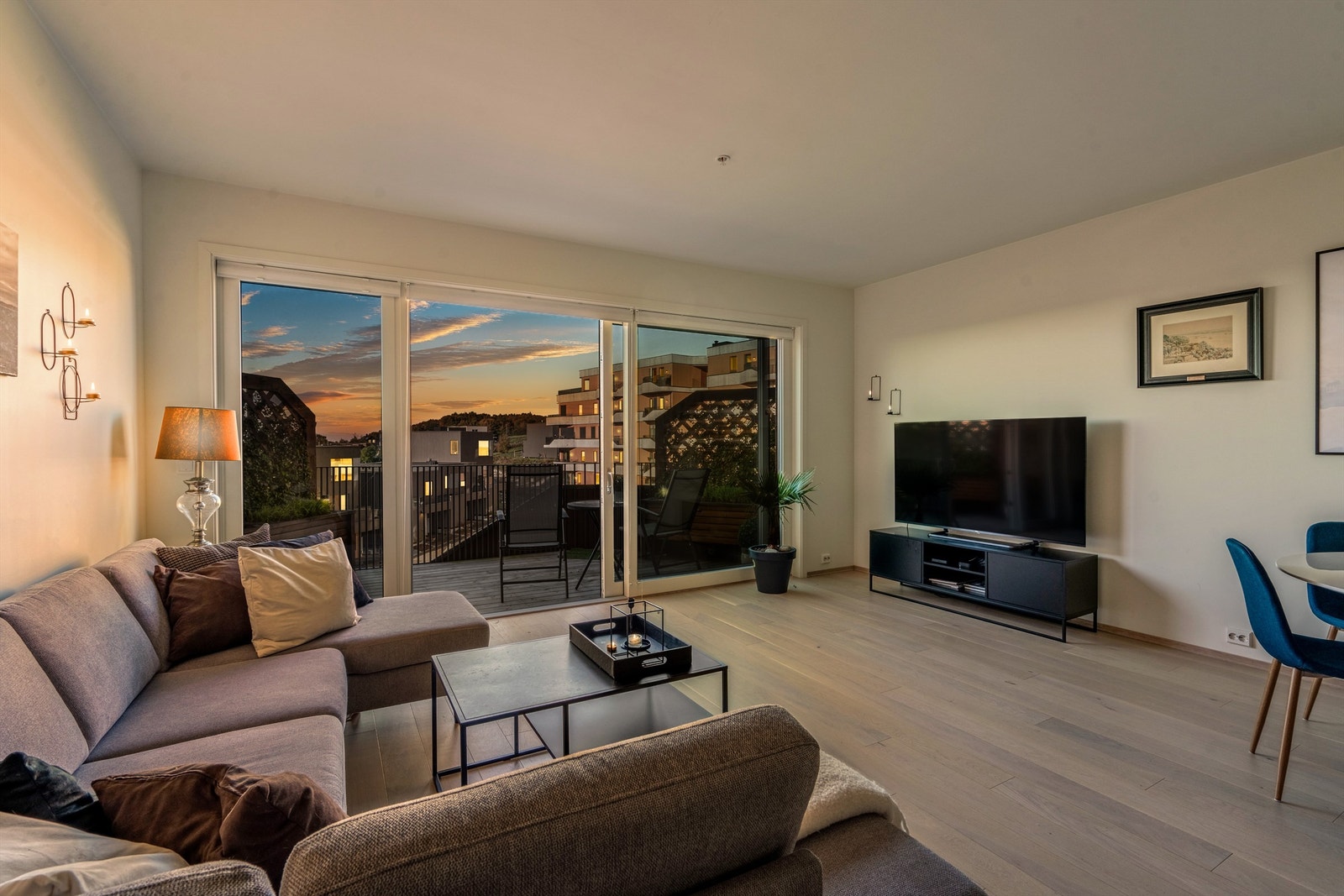 Direkte utgang til fin og solrik balkong med plass til hagemøbler. Ut til balkongen er det praktiske skyvedører. Galleribilde