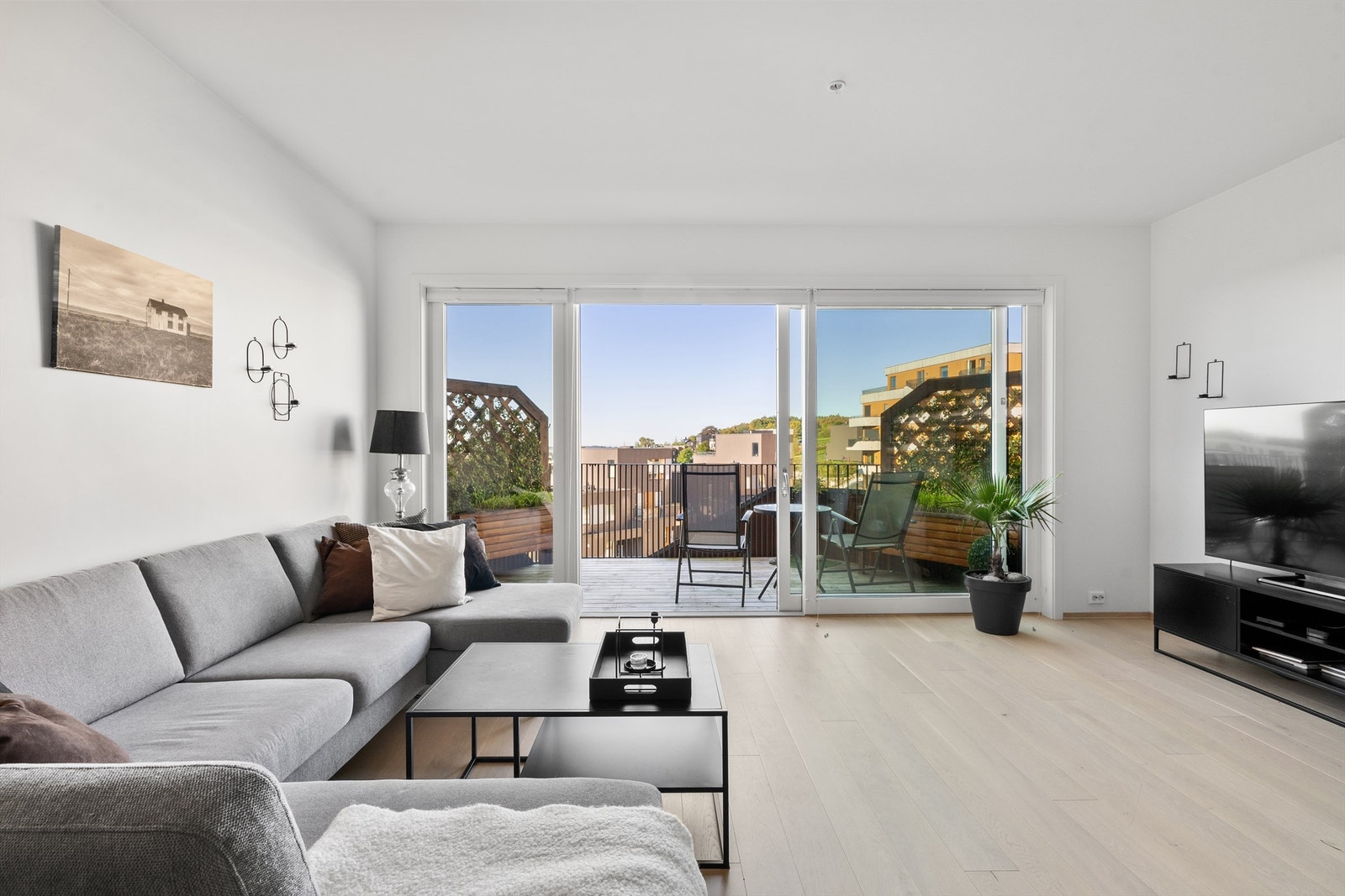 Leiligheten har god planløsning med store vindusflater ut mot balkong som gir rikelig med naturlig lysinnslipp. Galleribilde