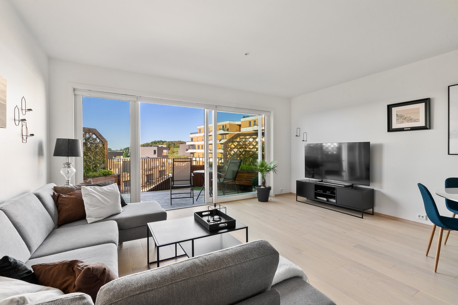 Åpen og lys stue/kjøkkenløsning med direkte utgang til balkong med fantastisk utsikt. Galleribilde