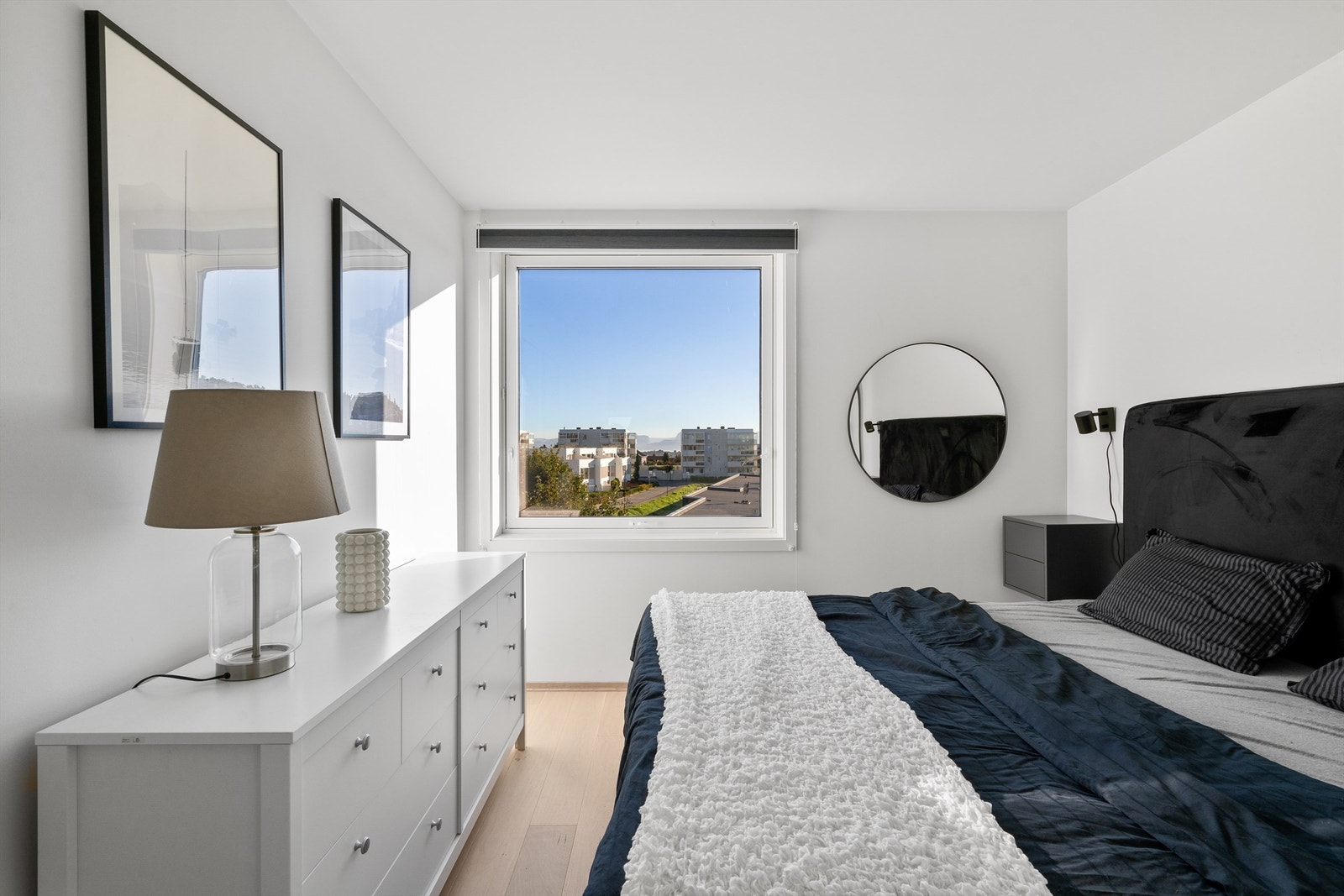 Naturlig lysinnslipp med stort vindu på hovedsoverom. Galleribilde