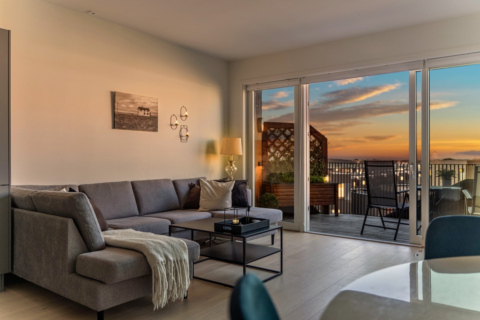 Fine kvelder kan nytes i stue. Det er enkelt å møblere med både spisebord og salong i stue. Galleribilde