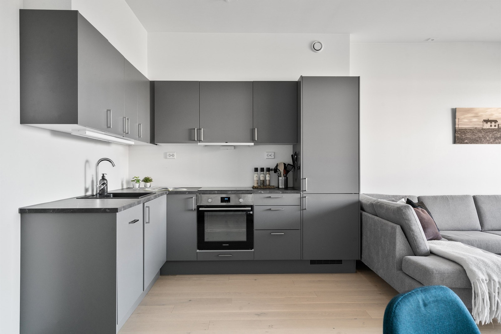 Kjøkken fra byggeår i 2022 med integrerte hvitevarer, godt med skapplass i lekkert design. Galleribilde