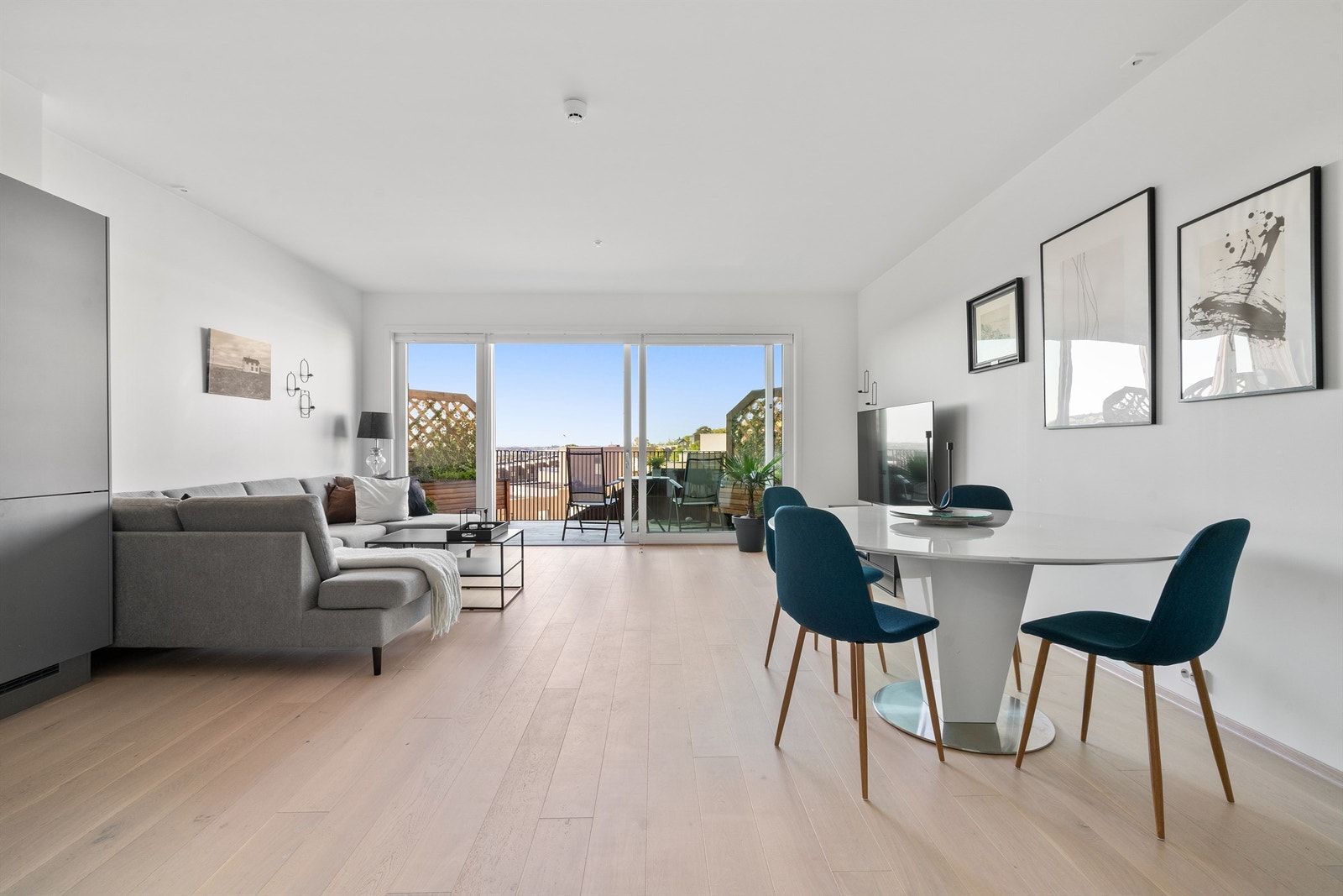 Åpen og lys stue/kjøkkenløsning. Parkett på gulv, malte flater på vegger og i himling. Fargene på veggene er malt i en lys fargetone, som gir et rolig og harmonisk preg i rommet. Galleribilde