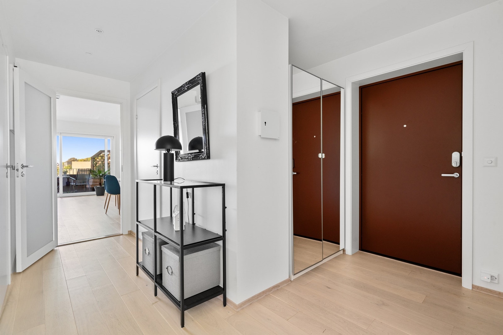 Ved entré er det tilgang til bad, hovedsoverom, soverom og stue/kjøkken. Det er godt med plass til å henge fra seg yttertøy og praktisk garderobeskap. Galleribilde