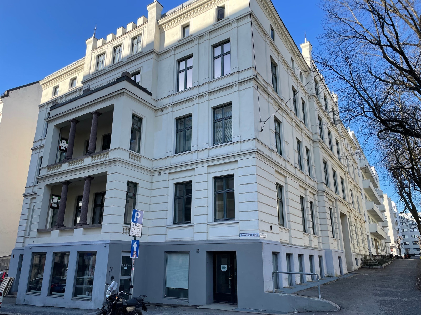 Lokalet har inngang fra gateplan og godt synlige utstillingsvinduer Galleribilde