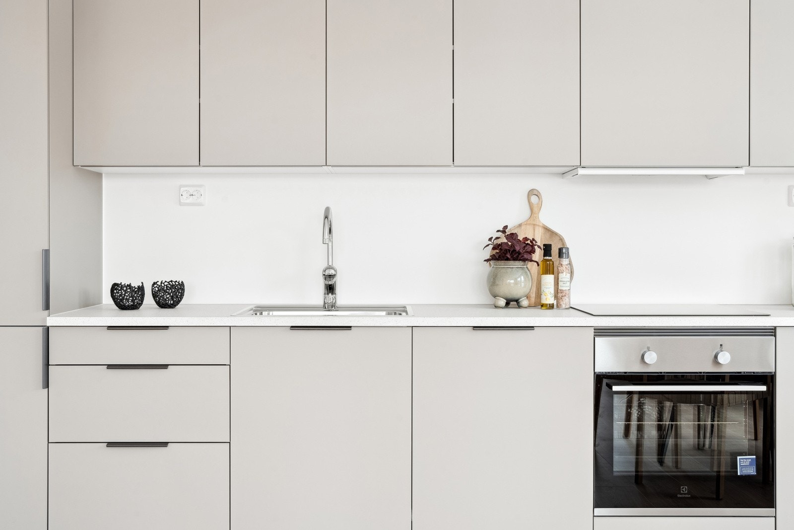 Det er levert integrerte hvitevarer platetopp, innbygningskomfyr, oppvaskmaskin og kombiskap type Electrolux. Galleribilde