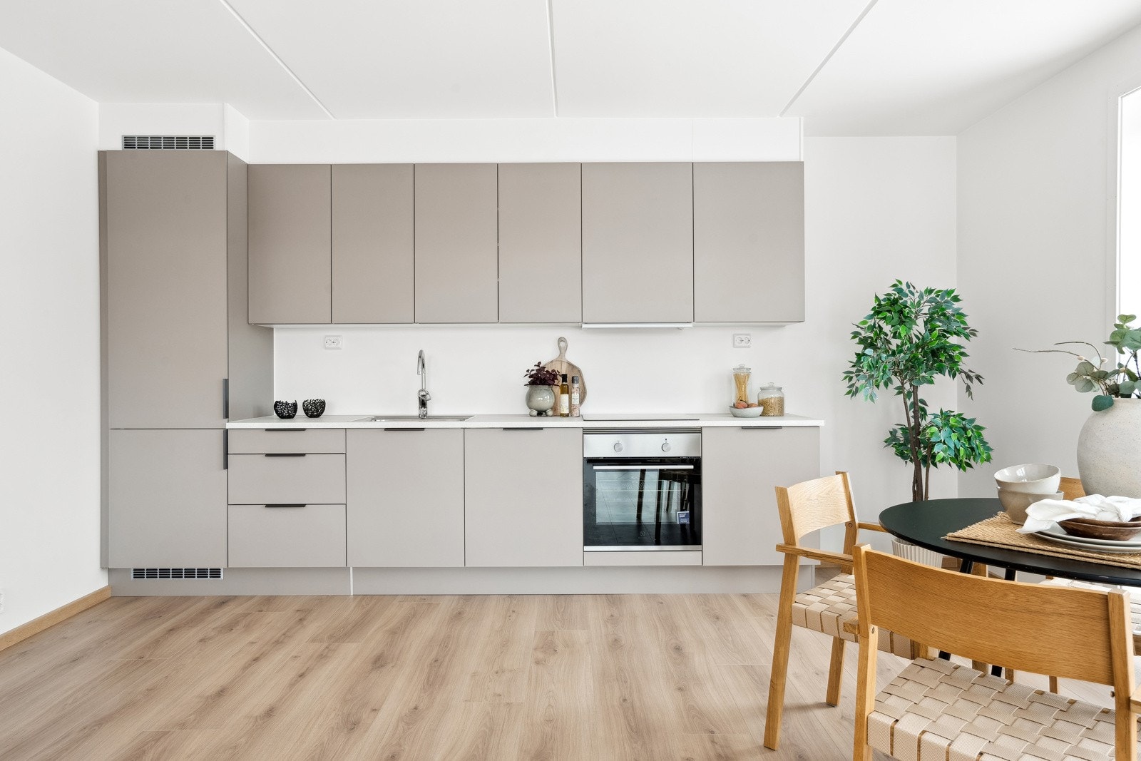 Kjøkkeninnredning er levert i mørk mokkafarge, type HTH Stockholm. Galleribilde