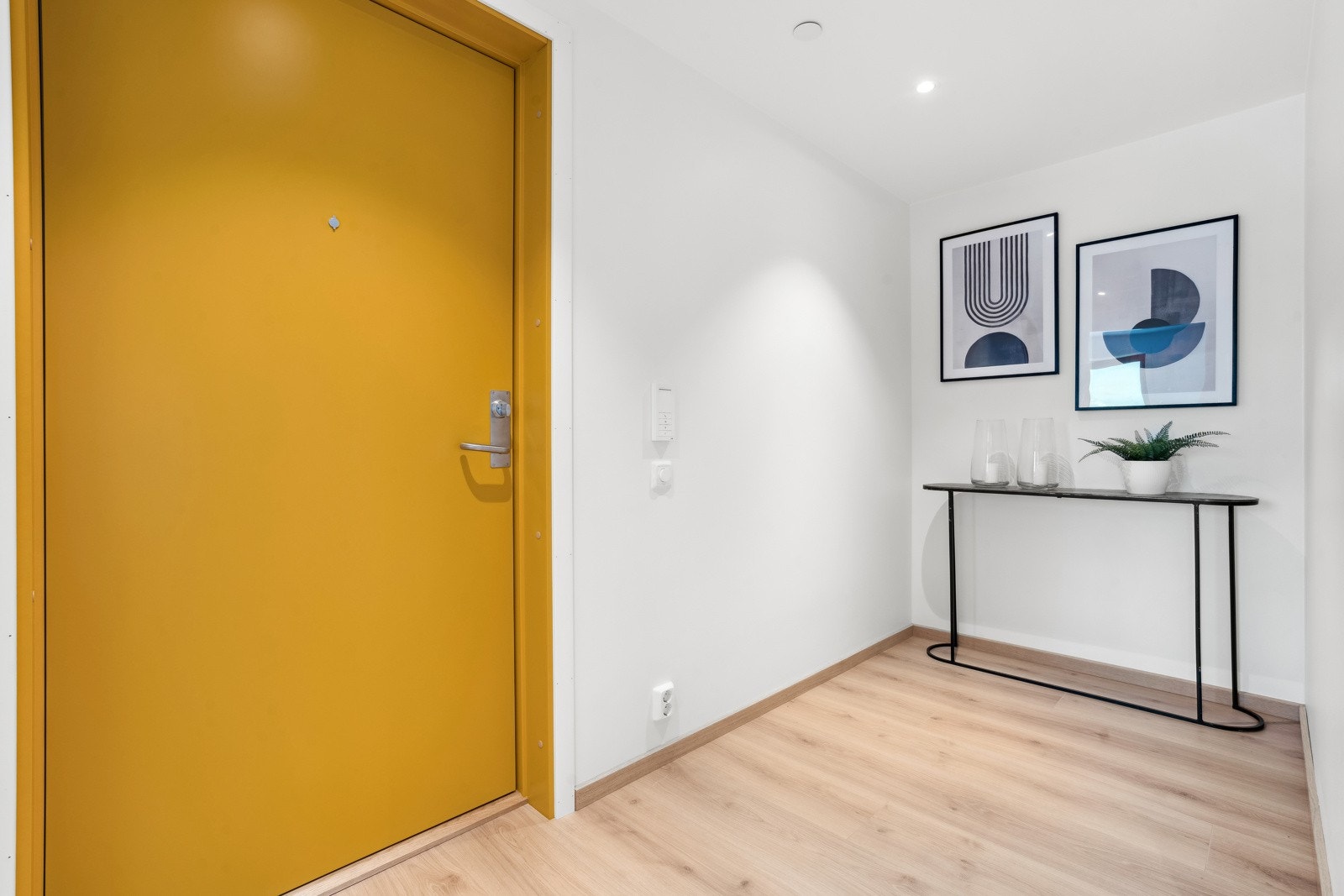 Svært romslig entre med god plass til oppbevaring av sko og yttertøy. Galleribilde