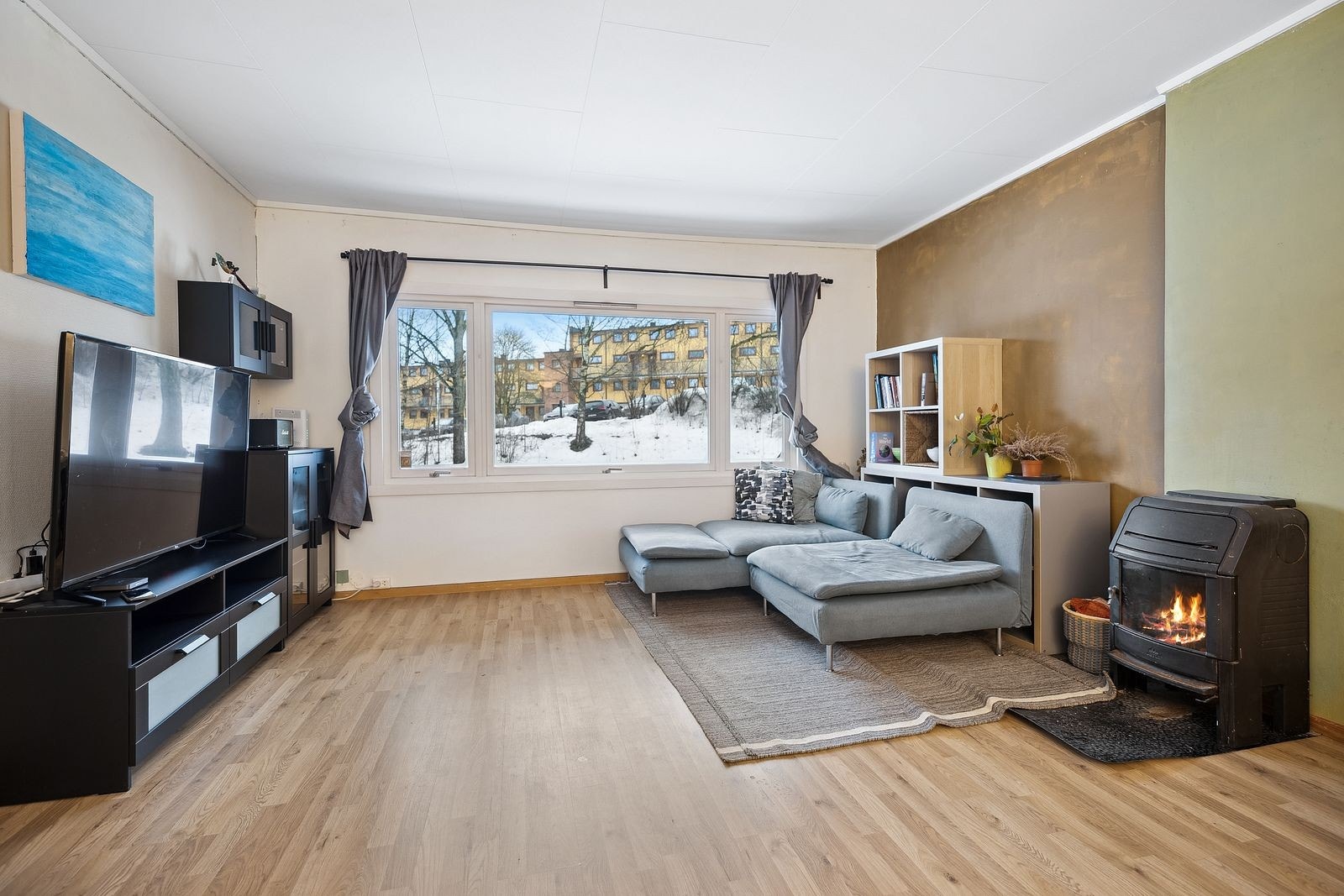 Romslig og innbydende stue med gode møbleringsmuligheter. Galleribilde