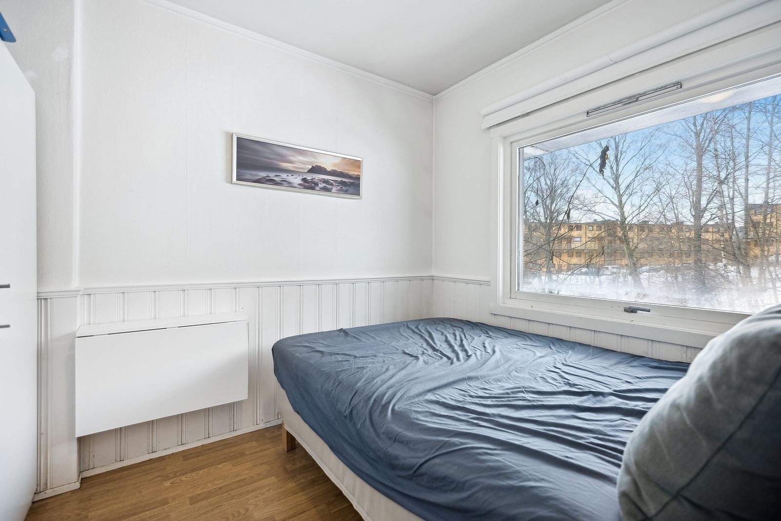 Romslig soverom med garderobeskap Galleribilde