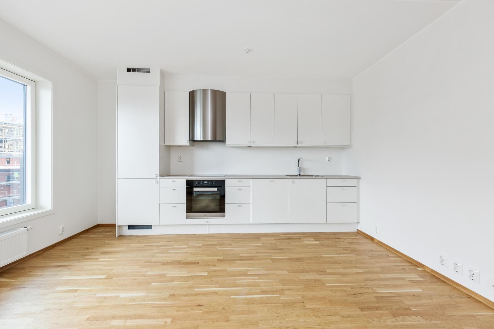 Tidløs og moderne innredning med integrerte hvitevarer fra Miele. Galleribilde