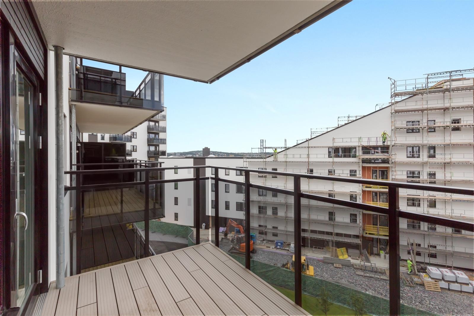 Solrik balkong med utsyn mot hyggelig bakgård. Bygget på motsatt side er ferdigstilt. Galleribilde