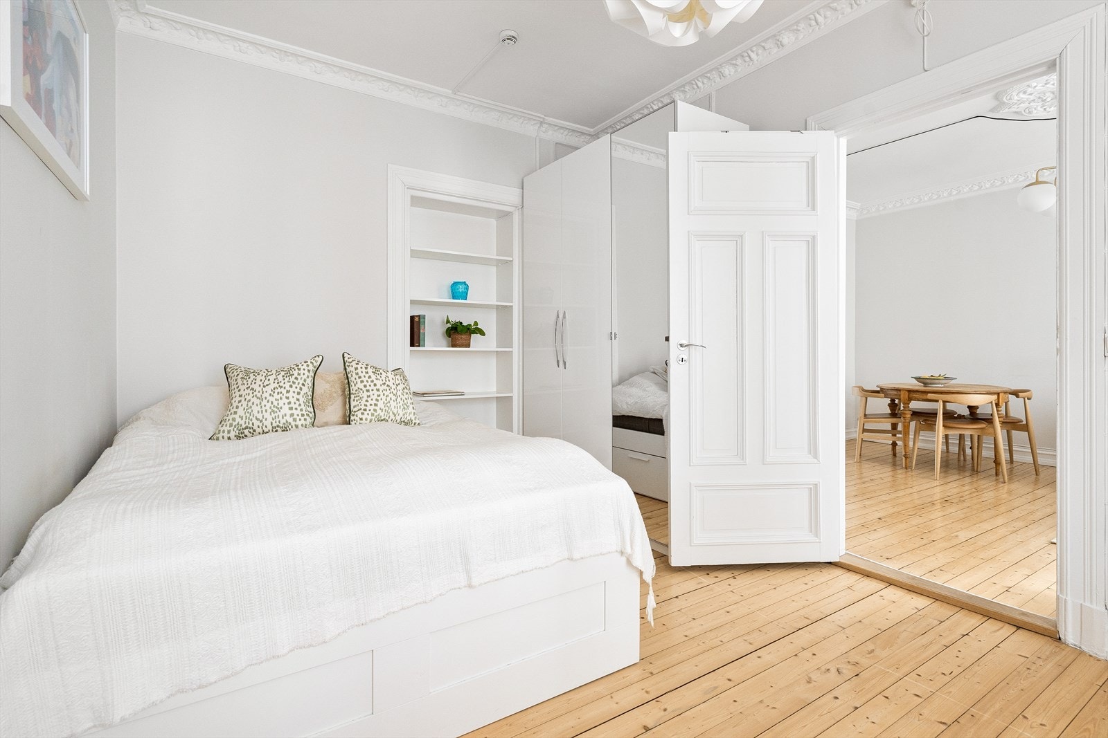 Stort, innbydende hovedsoverom med god plass til dobbeltseng, garderobe og hjemmekontorløsning. Galleribilde