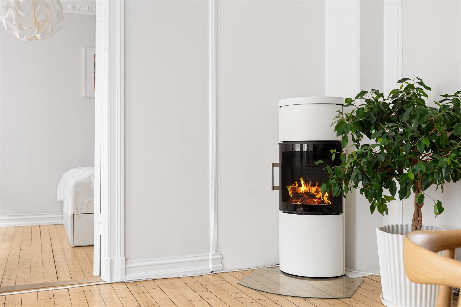 Nyere, rentbrennende peisovn - Perfekt for mørke vinterkvelder! Galleribilde