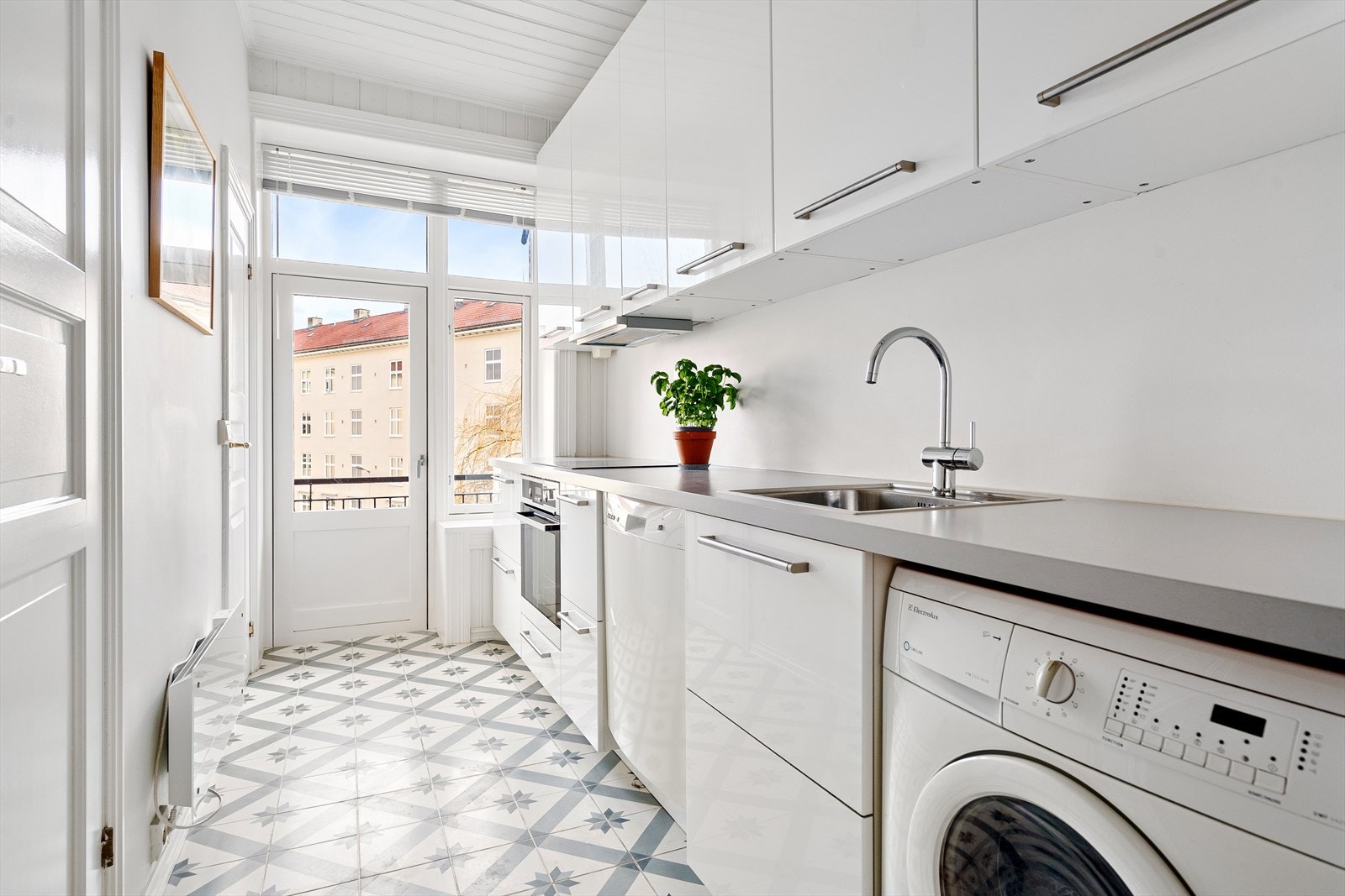 Lekkert kjøkken fra 2014, med glatte fronter og benkeplate i høytrykkslaminat. Galleribilde