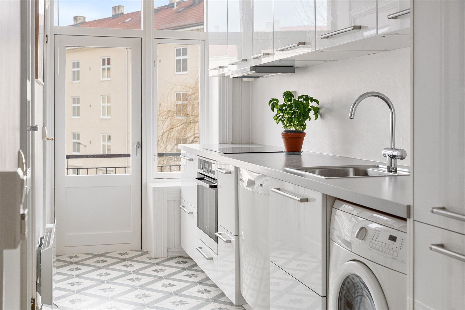 Fra kjøkkenet har man utgang til den fine balkongen. Galleribilde