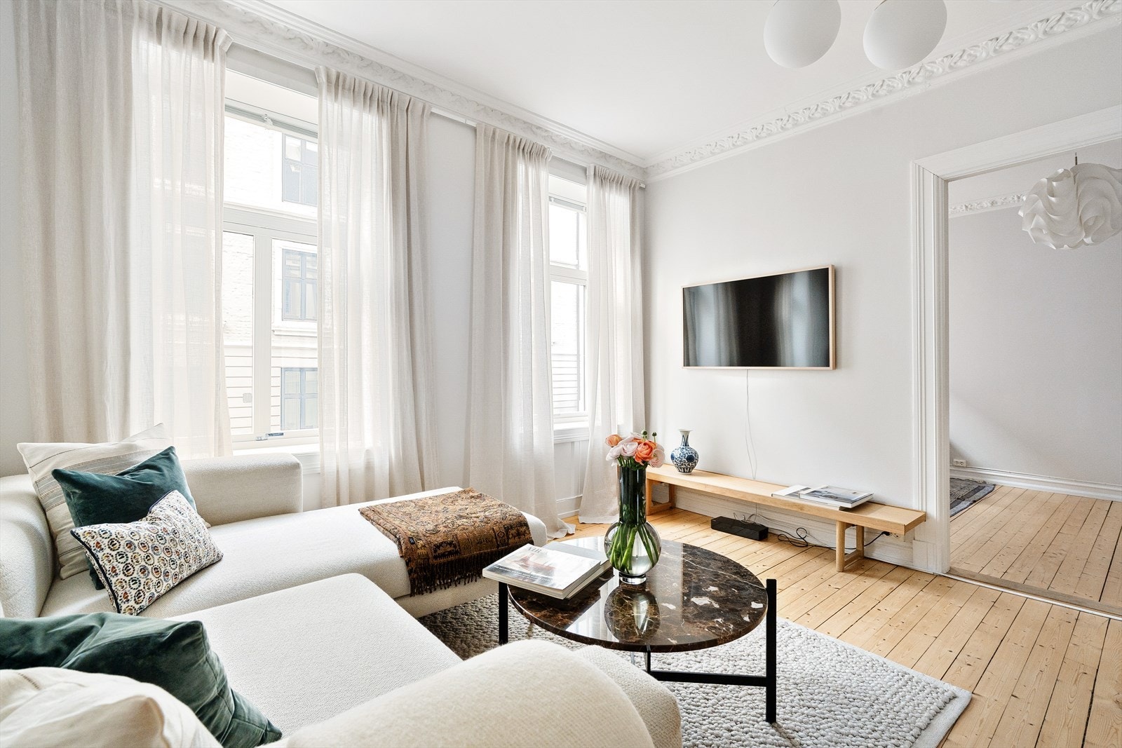 Stuen byr på ettertraktede klassiske elementer, som f.eks profilert listverk, dype vindusposter, stukkatur og en nydelig rosett. Galleribilde