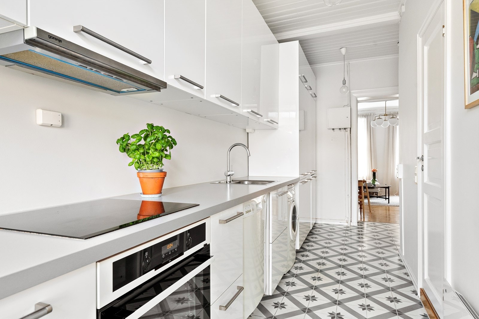 Integrerte hvitevarer består av platetopp, komfyr, oppvaskmaskin, kjøl/frys og ventilator samt avsatt plass til vaskemaskin. Galleribilde