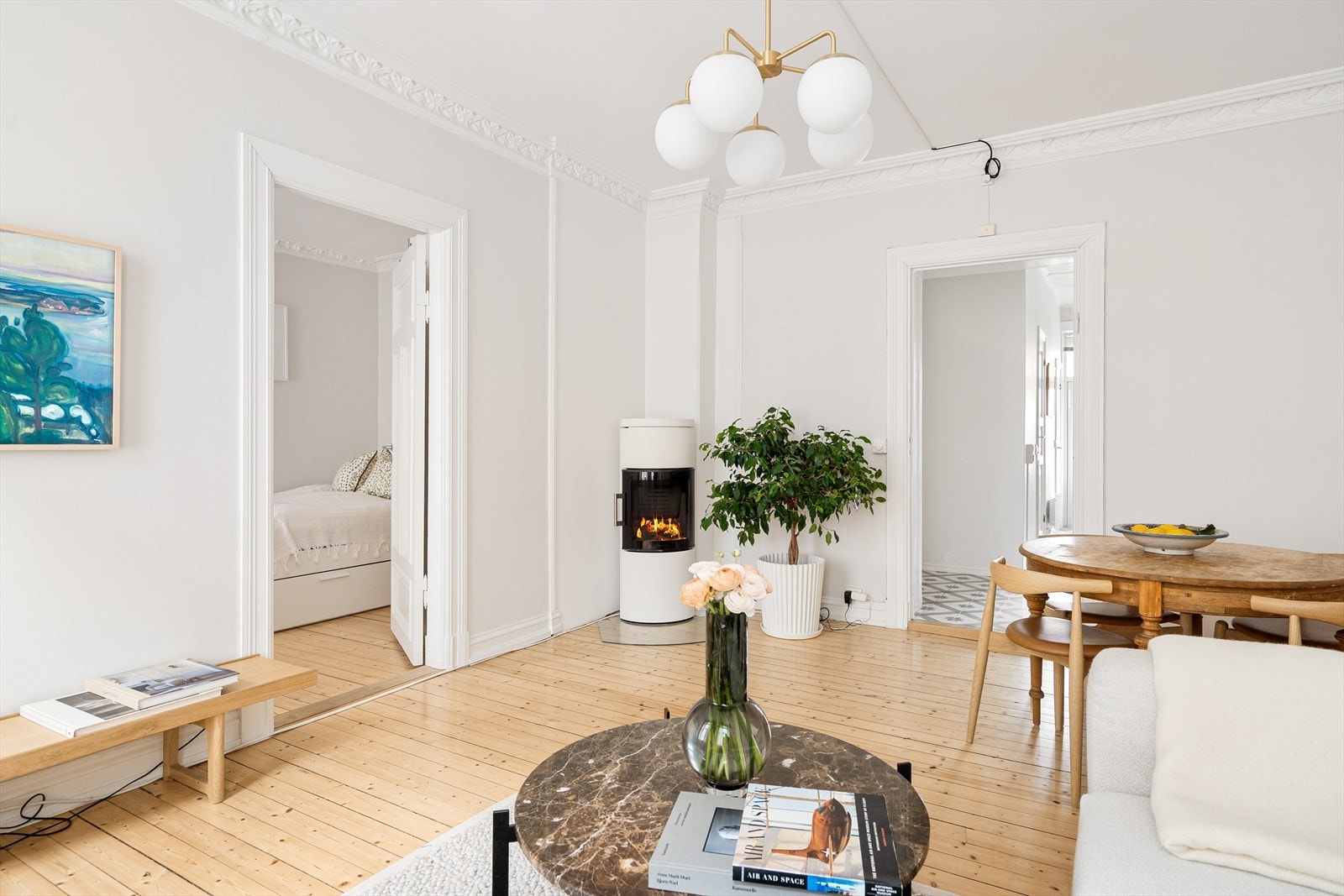 Romslig stue med god plass til møblering i flere soner. Galleribilde