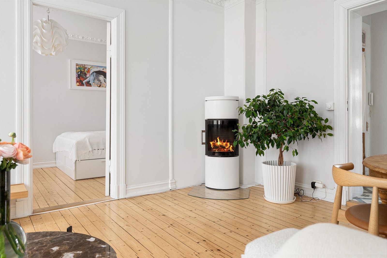 Original heltredør skiller stue og soverommet. Galleribilde