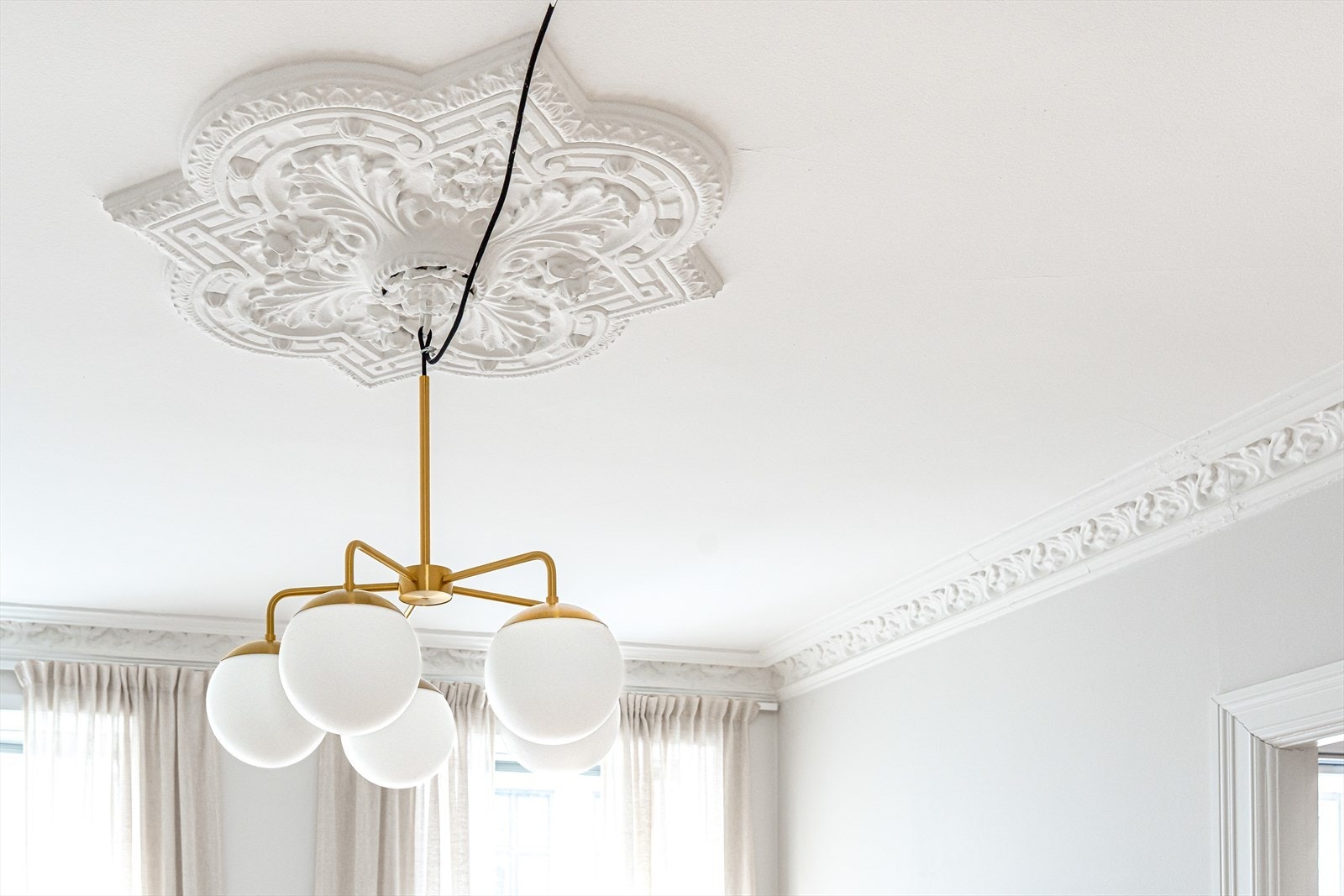 Detalj - En praktfull rosett og velbevert stukkatur underbygger det klassiske uttrykket. Galleribilde