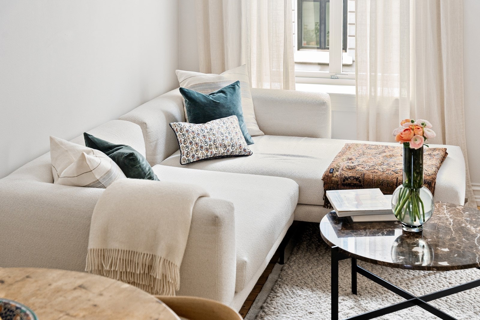 Den lyse og luftige stuen har god plass til stor sofagruppe med tilhørende møblement som sofabord og tv-benk. Galleribilde