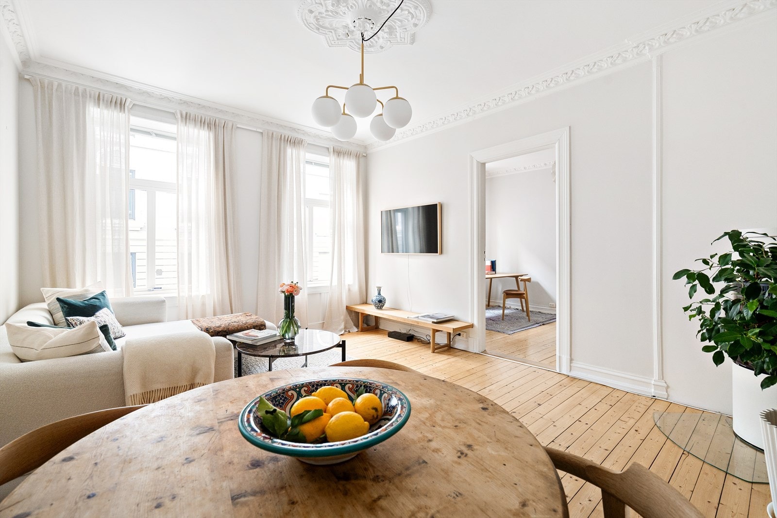 Her finner man en klassisk, lekker 2-roms med høy himling, rosetter og nydelig stukkatur. Galleribilde