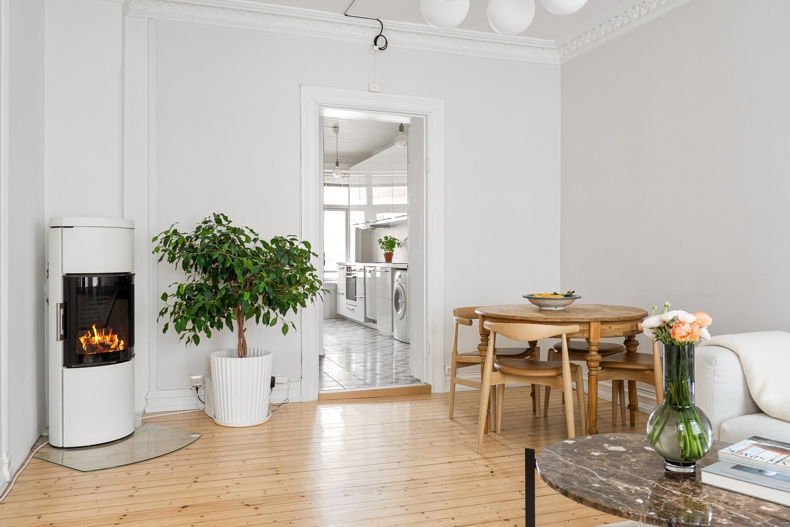 Gjennomgående planløsning sikrer masse naturlig lys fra flere himmelretninger. Galleribilde