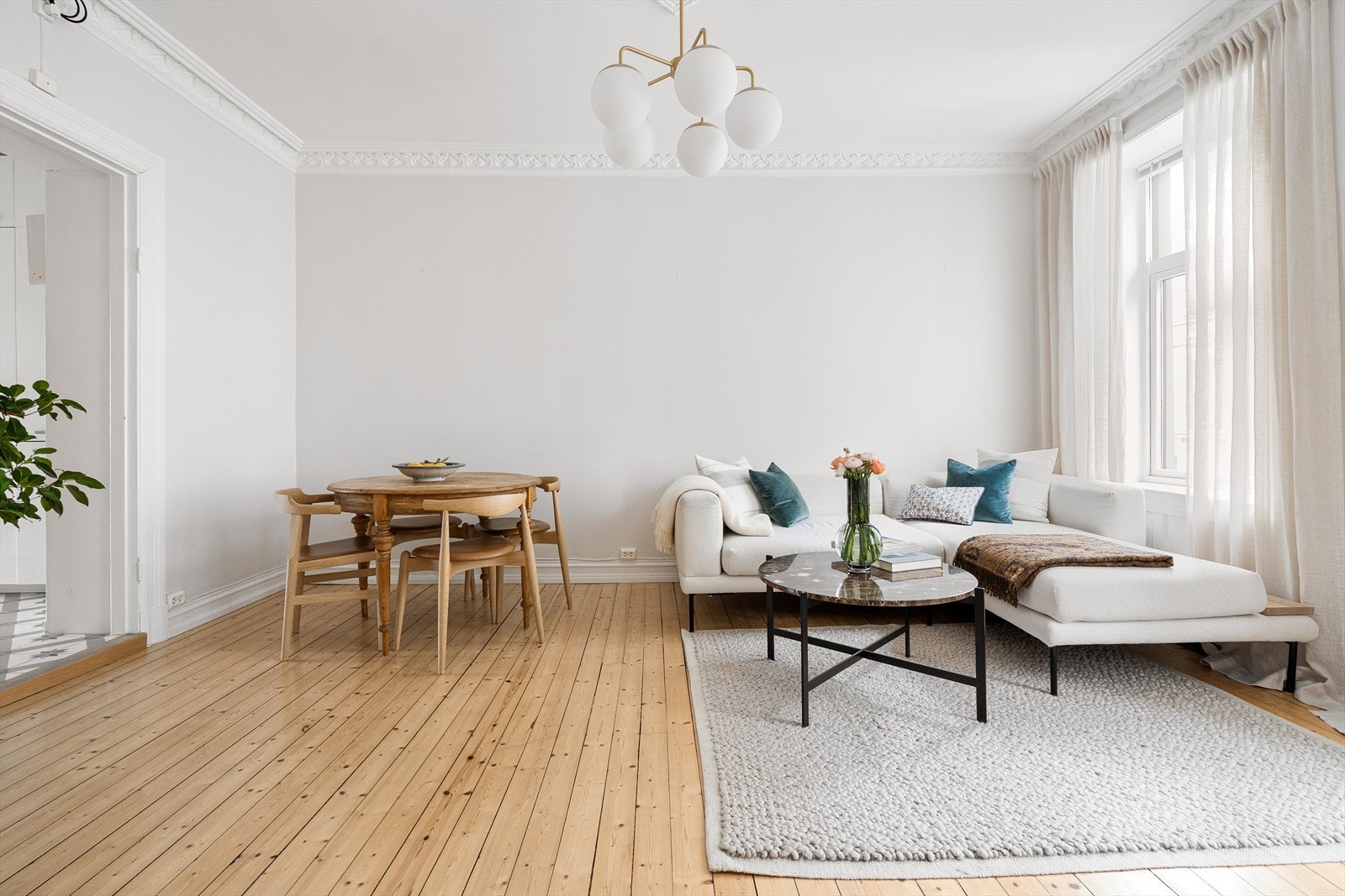 Den lyse og luftige stuen har god plass til stor sofagruppe med tilhørende møblement som sofabord og tv-benk. Galleribilde