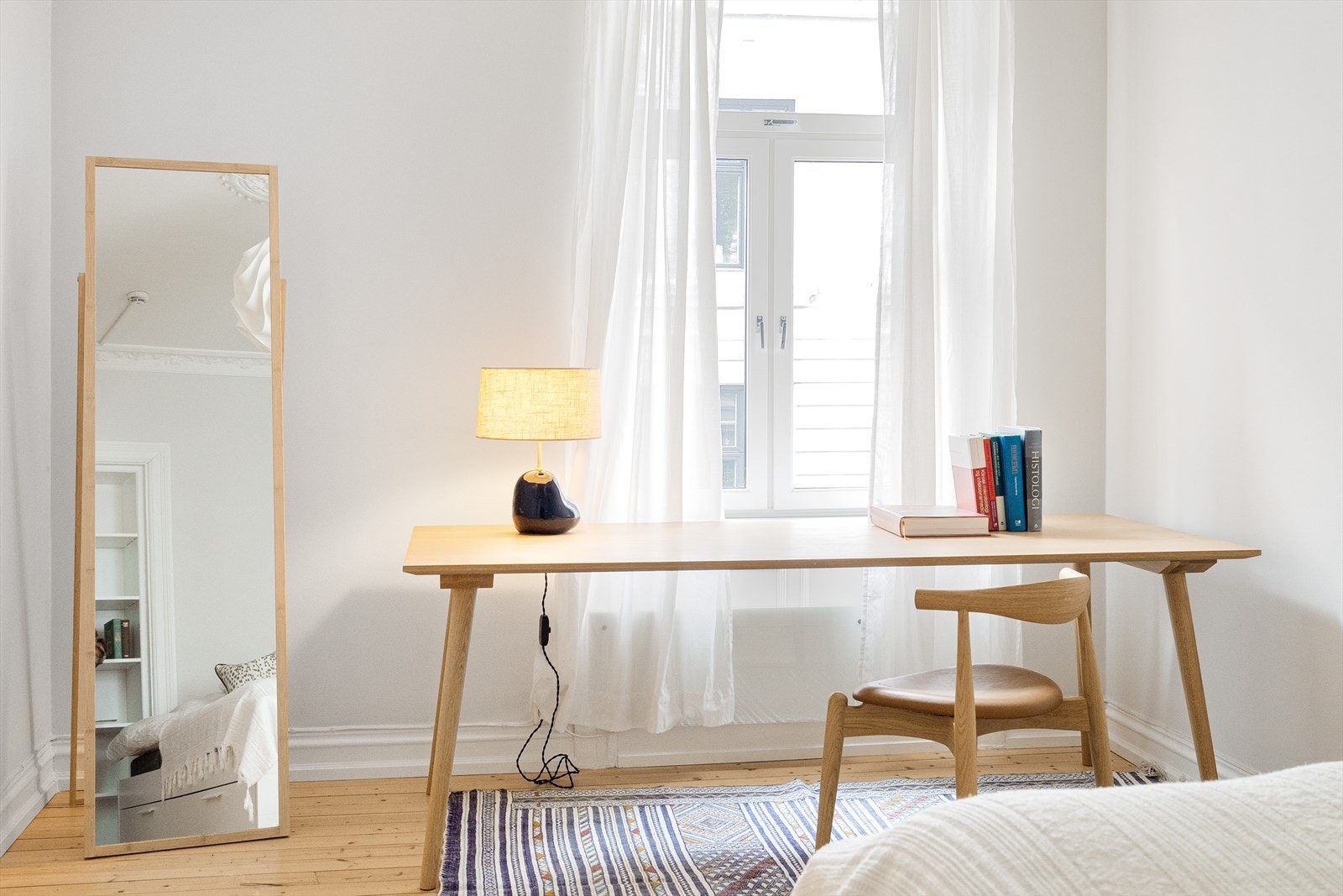 Med et soverom på ca. 15 kvm, har man plass til møblering i flere soner. Galleribilde