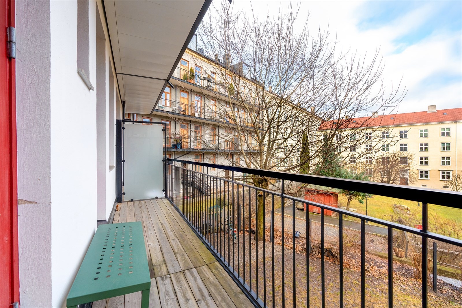 Balkongen har rikelig med plass til utemøblement og hyggelig utsyn over de omkringliggende bakgårdene. Galleribilde