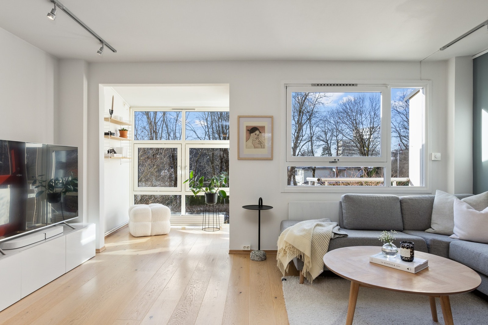 Store vindusflater gir godt med lys inn i stuen. Galleribilde