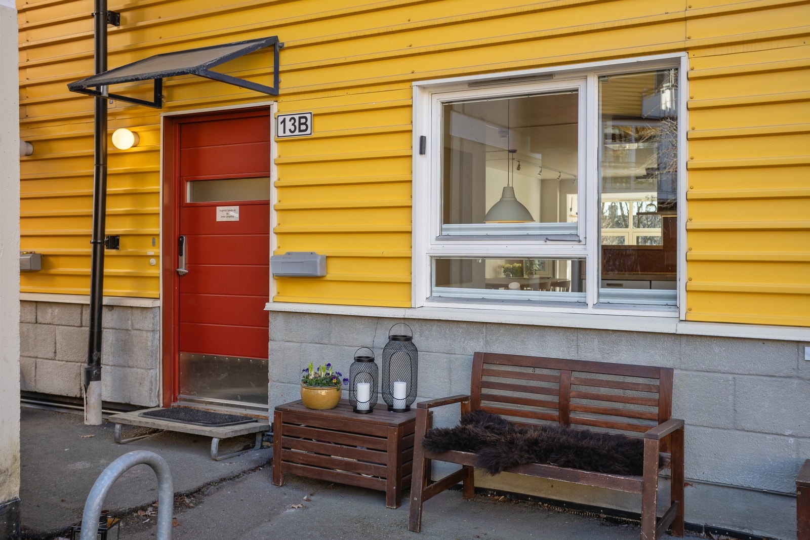 Fin uteplass utenfor kjøkkenvinduet hvor man kan følge med på lekeplassen og tunet. Galleribilde