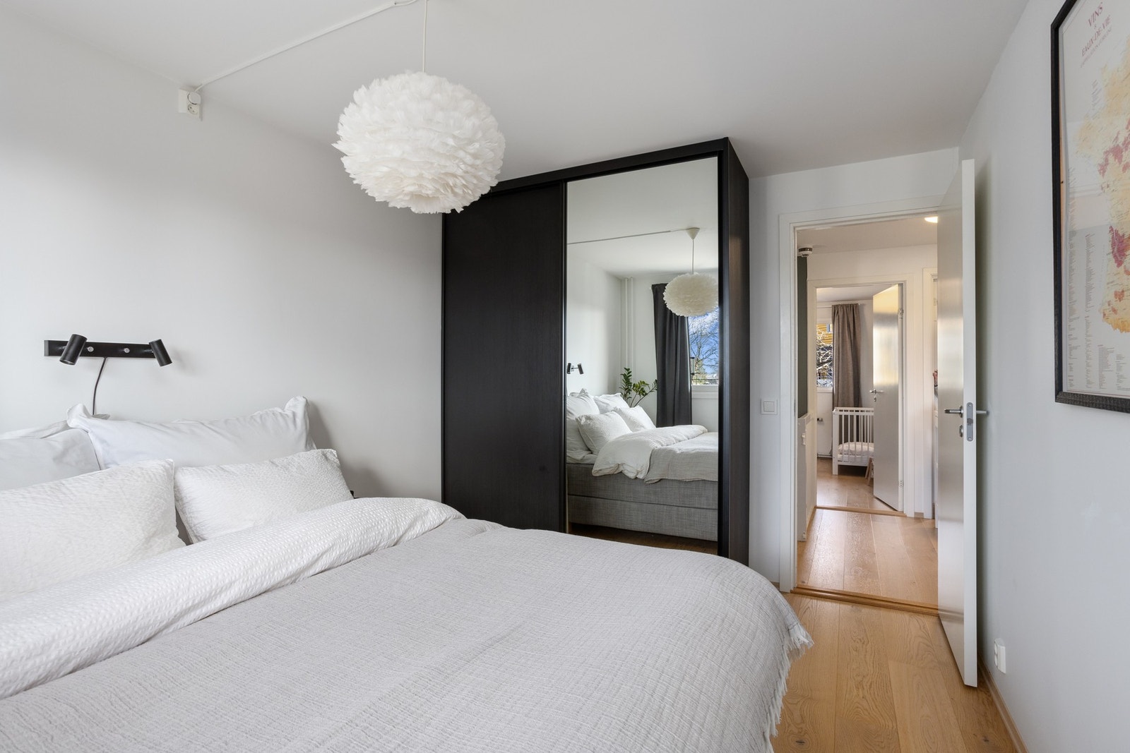 Skyvedørsgarderobes på hovedsoverom. Galleribilde