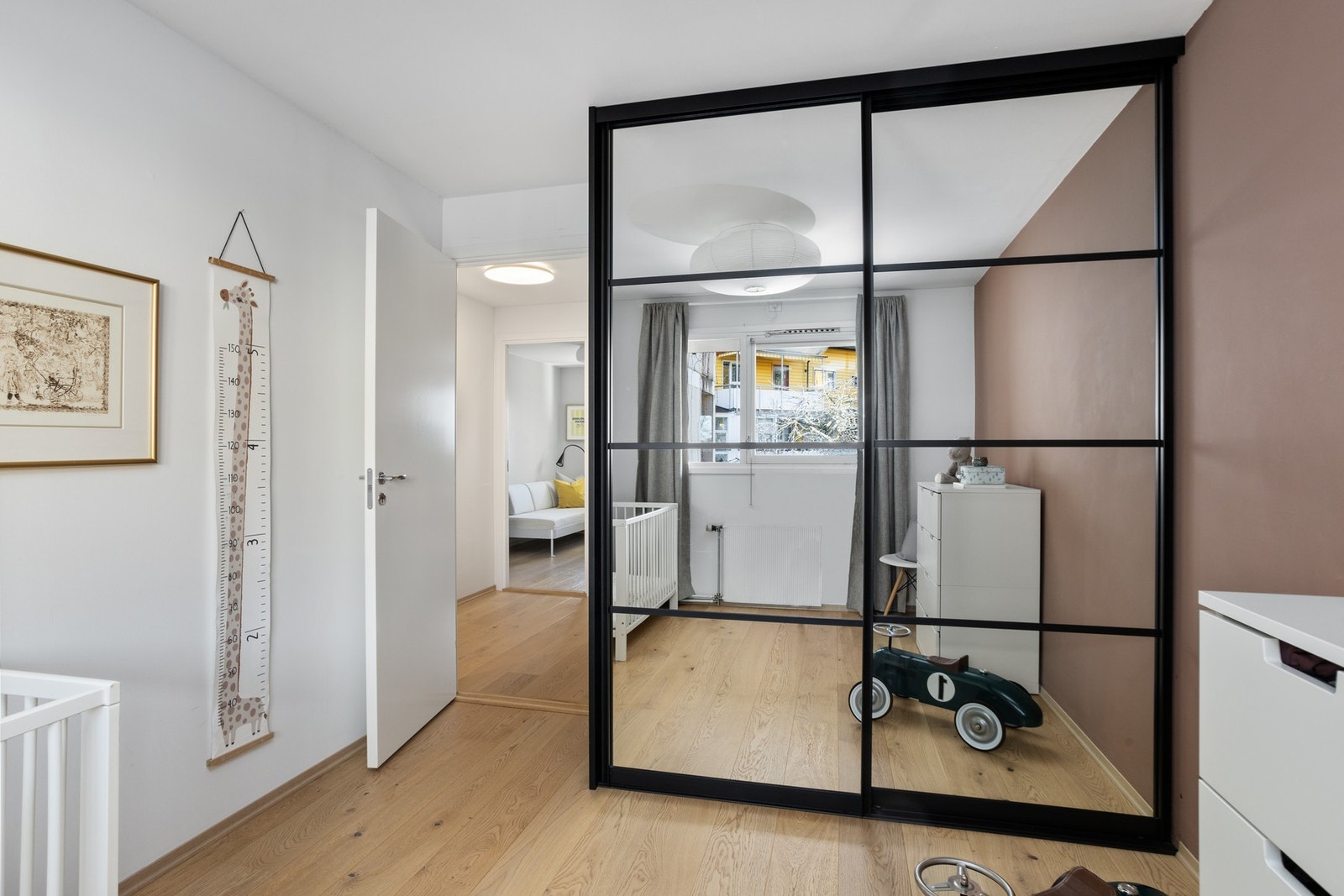 Skyvedørsgarderobe også på soverom 2. Galleribilde