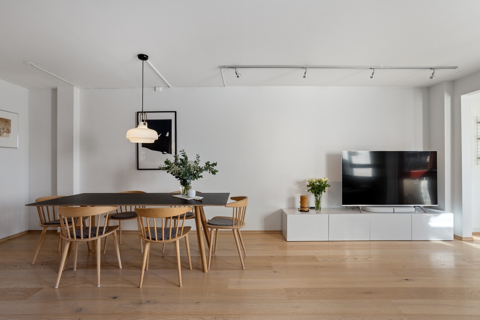 God plass til stort spisebord for familien. Galleribilde