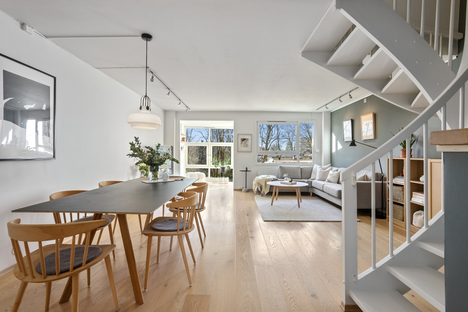 Leiligheten har en romslig stue med plass til både spisestue og sofa. Galleribilde