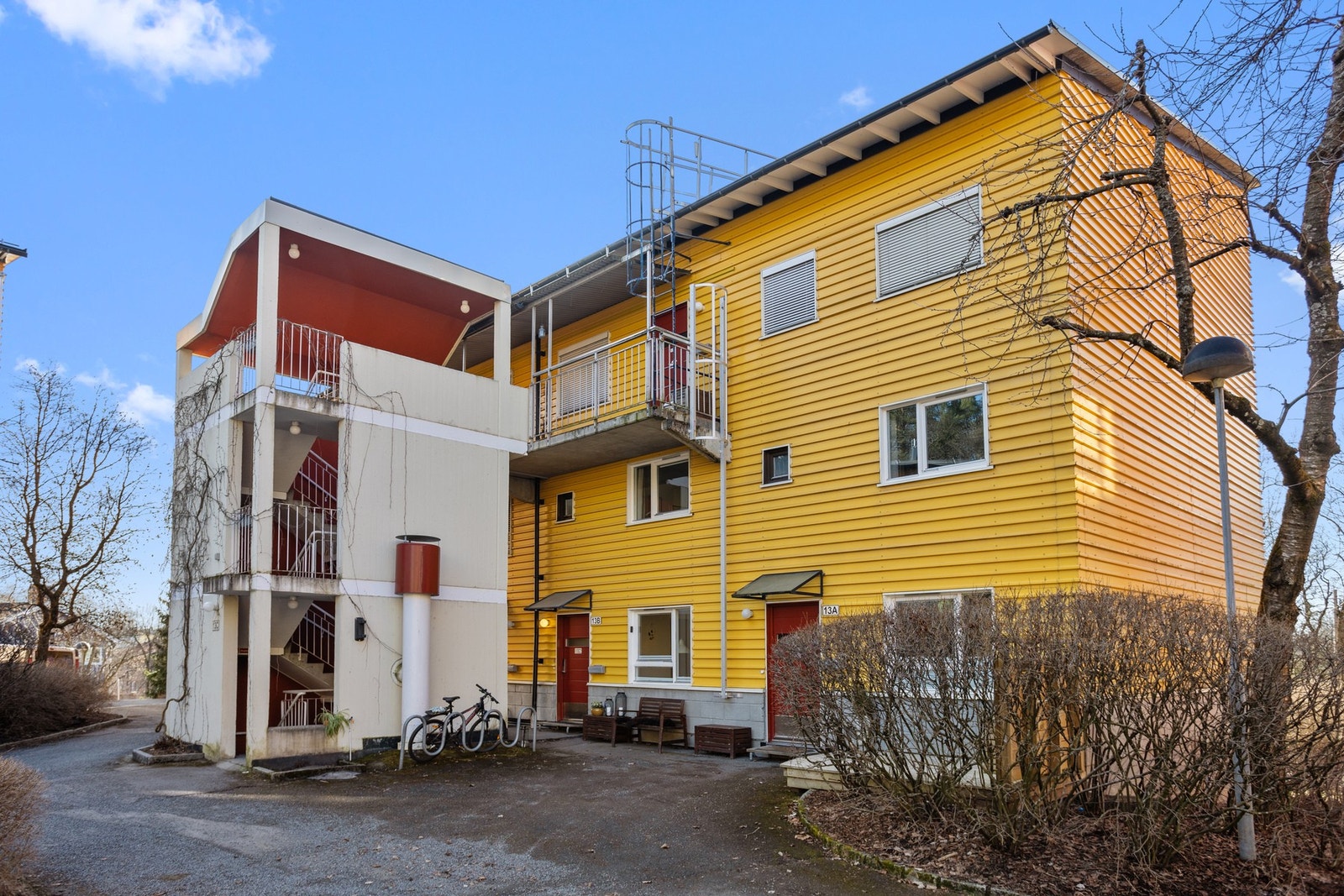 Velkommen til Prinsessealléen 13. Leiligheten har inngang fra dør nr. 2 fra høyre. Galleribilde