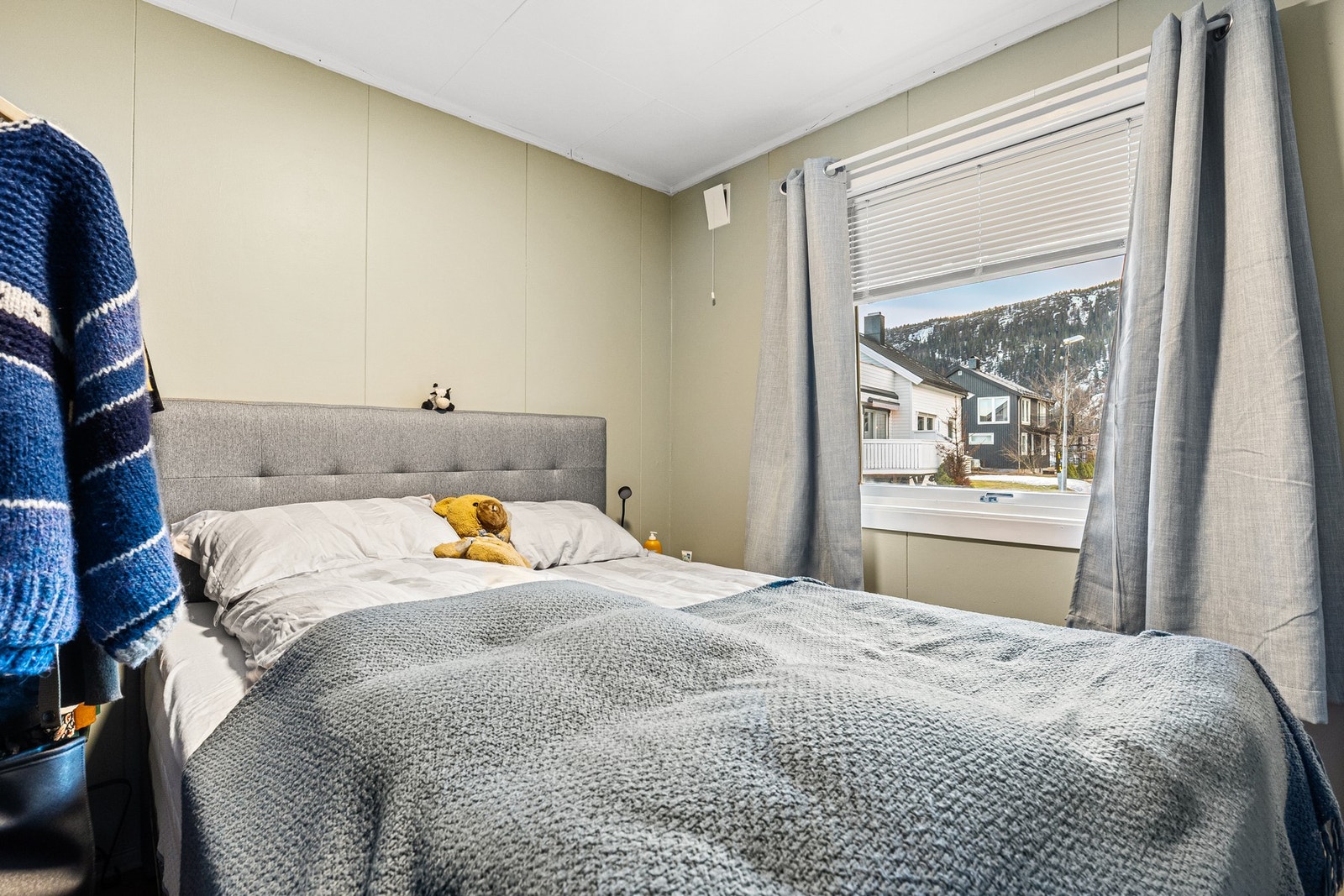 Soverommet har plass til seng og garderobeløsning Galleribilde