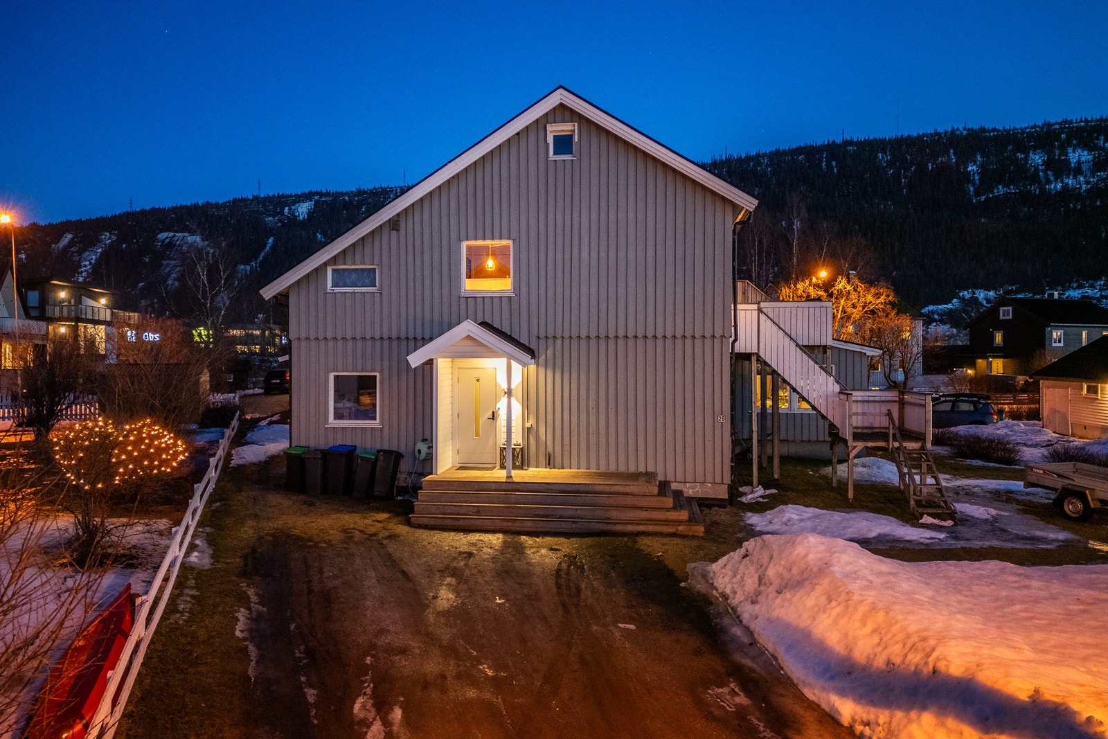 Godt med parkeringsmuligheter i garasje og på egen tomt Galleribilde