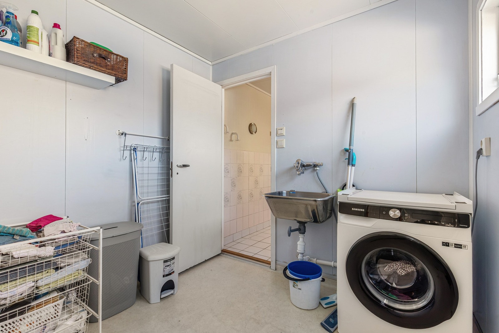 Her er det god plass til både vaskemaskin og tørketrommel samt godt med oppbevaring av annet vaskeutstyr Galleribilde