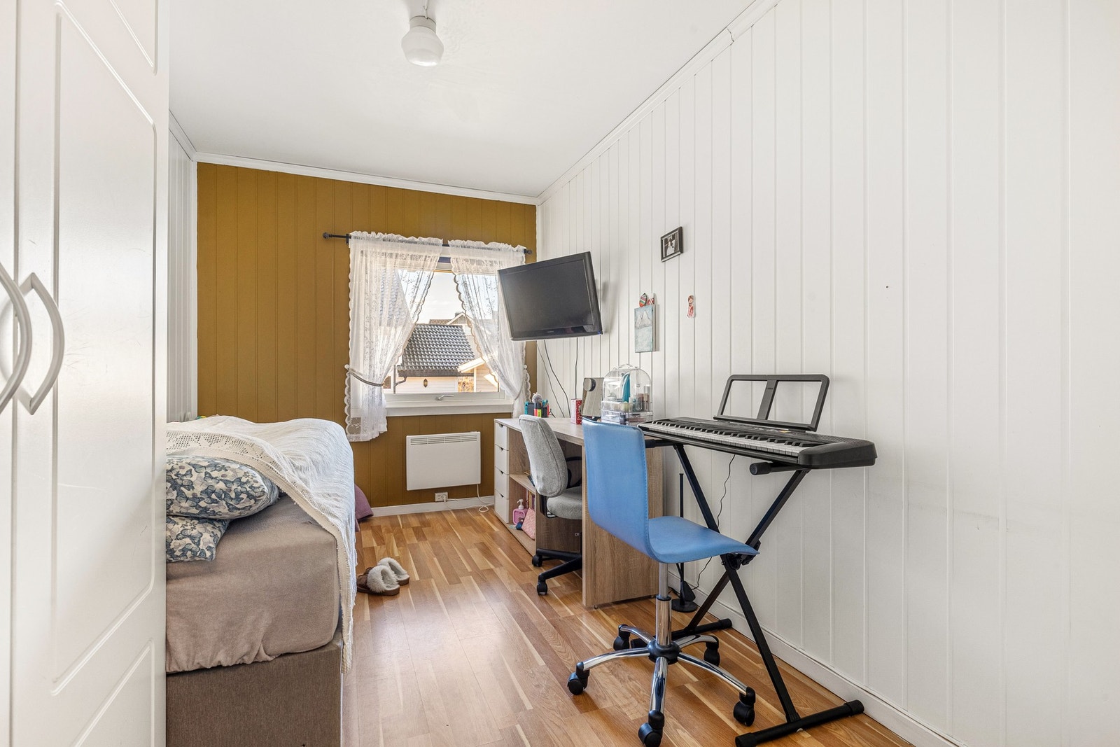 Det er totalt 6 rom i boligen inkludert tilbygget som i dag benyttes som soverom. Fire av disse er godkjente i fra tegninger. Galleribilde