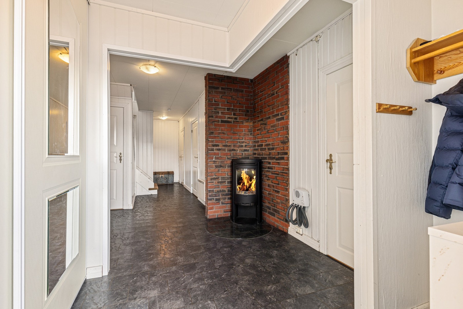 I entreen har du en vedovn som gir godt med varme Galleribilde