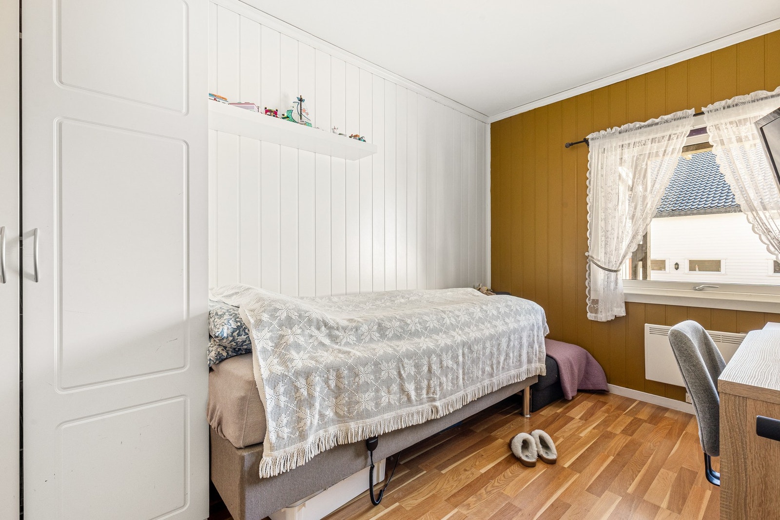 God plass til seng, nattbord og garderobeløsning Galleribilde